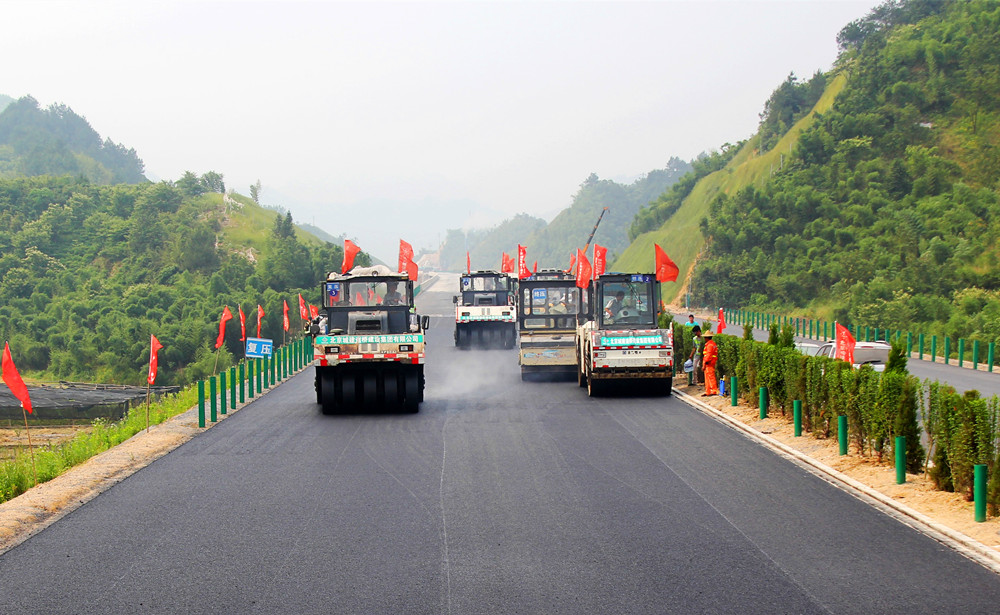 集團(tuán)公司高速公路建設(shè)上半年穩(wěn)步推進(jìn).jpg