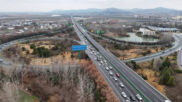 滁新高速迎來返程車流高峰.jpg