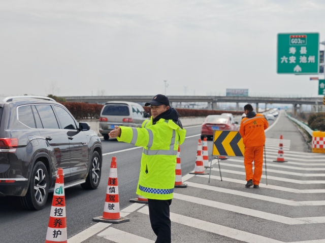 2月16日，淮南處壽縣分中心法務理賠員吳湖為積極應對返程流量高峰，在毛集樞紐處疏導車輛.jpg