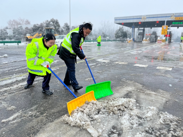 2月21日，淮南處楊廟站員工在道口除雪鏟冰保通保暢.JPG