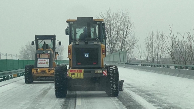 2月21日，六安西中心除雪小組在周集往南照方向用裝載機(jī)進(jìn)行梯隊(duì)除雪作業(yè).jpg