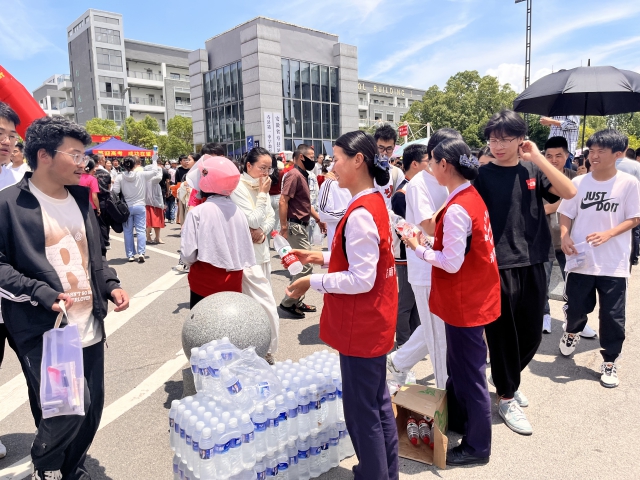 6月7日，德上高速淮南處壽縣站暢淮青年服務(wù)志愿者吳瑞瑞、莊曉曉為考生提供飲水...JPG