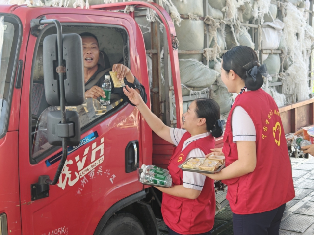 9月15日，寧國處楊灘站工作人員為旅途中的司乘送去中秋祝福.jpg