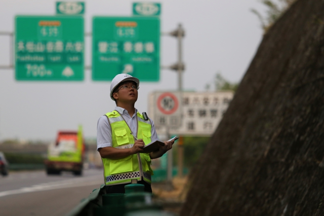 高界處太湖中心養(yǎng)護(hù)工程師對(duì)道路邊坡進(jìn)行巡檢2.jpg